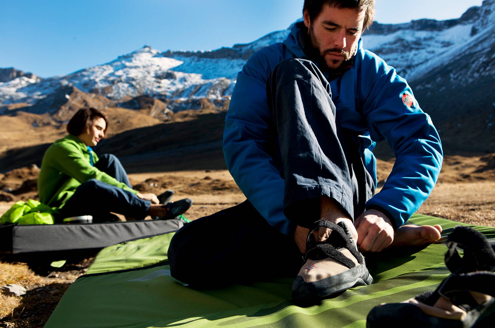 Gita in famiglia Boulder Parcours Engstligenalp. La partenza è una breve passeggiata (25-35 minuti) dalla stazione a monte della funivia. Alcuni degli 8 diversi percorsi possono essere fatti anche con tutta la famiglia, poiché si trovano su un prato fiorito pianeggiante ...un paradiso per i bambini!