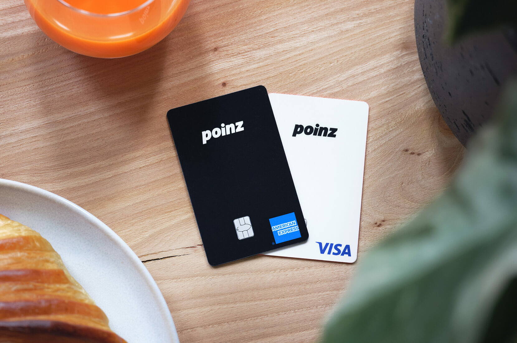 Due carte poinz su un tavolo, pronte per scoprire i vantaggi cashback online.