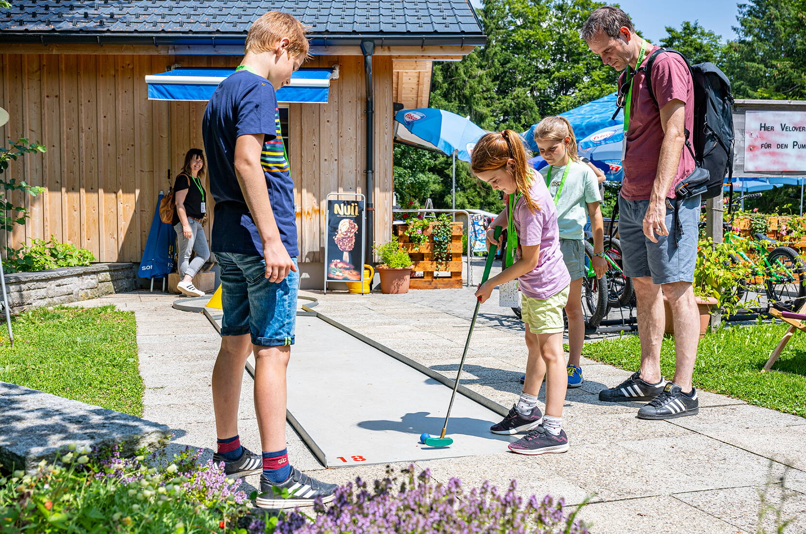 Escursione per famiglie Foxtrail Wildhaus. Volete vedere Wildhaus con occhi diversi e vivere insieme qualcosa di speciale? Poi si va a Wildhaus e si insegue la volpe. Il percorso conduce alle curve più emozionanti.