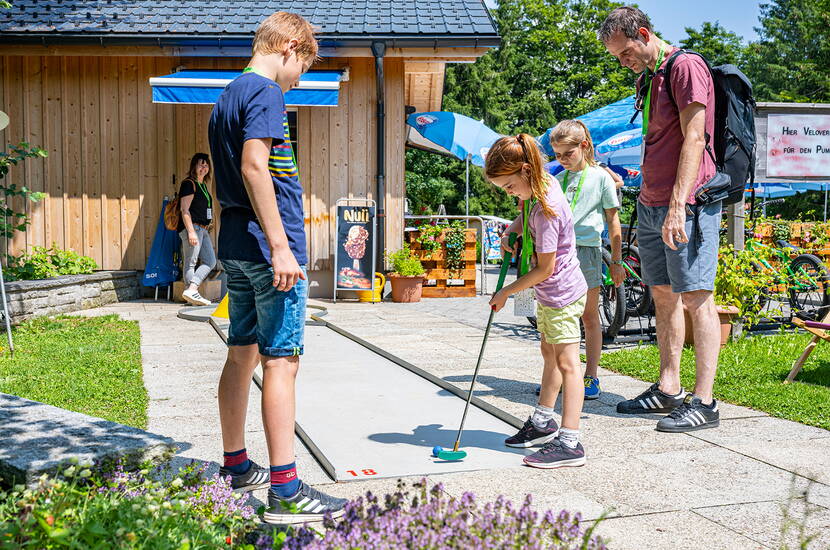 Zoom: Escursione per famiglie Foxtrail Wildhaus. Volete vedere Wildhaus con occhi diversi e vivere insieme qualcosa di speciale? Poi si va a Wildhaus e si insegue la volpe. Il percorso conduce alle curve più emozionanti.