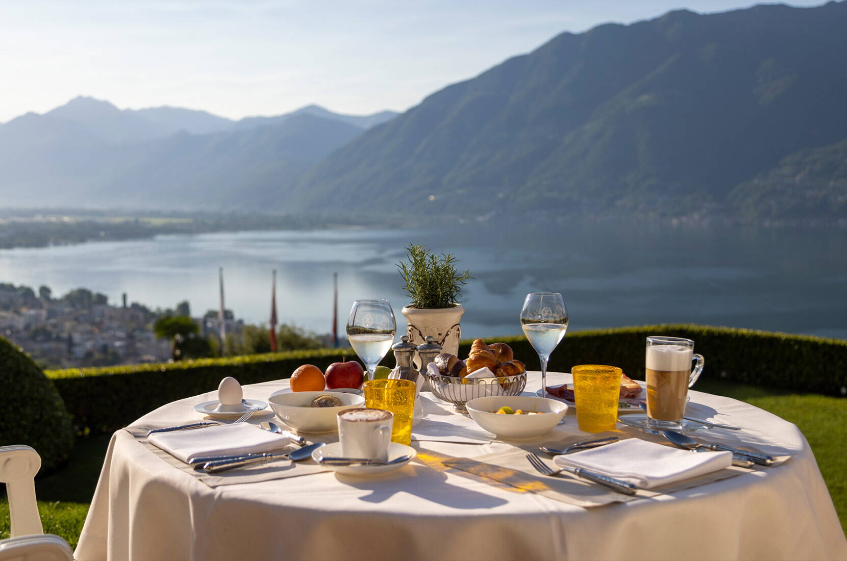 Come membro della HotelCard, potete soggiornare in oltre 500 hotel in Svizzera e nei paesi limitrofi con sconti fino al 50%. Da un accogliente chalet alpino nei Grigioni a un resort a 5 stelle sul Lago di Ginevra, troverete tutto ciò che il vostro cuore di viaggiatore desidera.