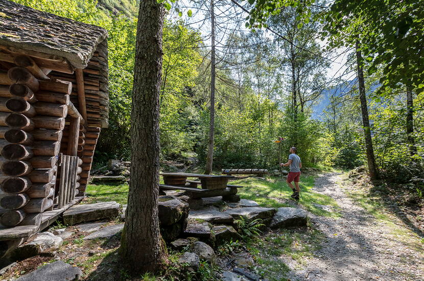 Zoom: Familienausflug Sentierone Verzasca. Eine der schönsten Wanderungen im Tessin, entlang der Verzasca durch das ganze Tal bis nach Sonogno verläuft.