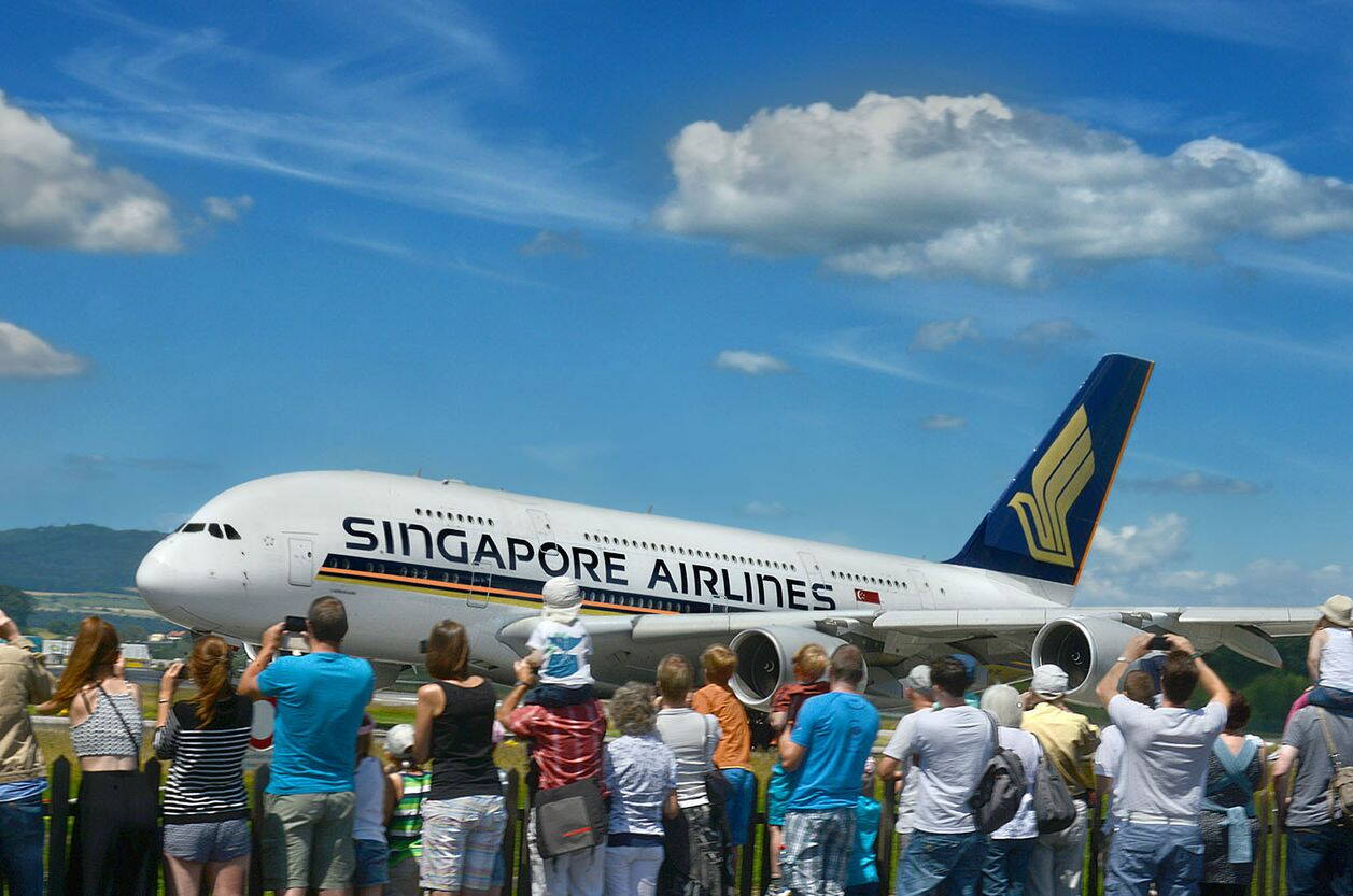 Sur plus de 7500 mètres carrés, la terrasse des spectateurs B invite à s'attarder sur un mini-aérodrome pour les enfants, des points d'information sur l'aviation et un sentier de découverte sur le thème de la «fascination de l'aviation».