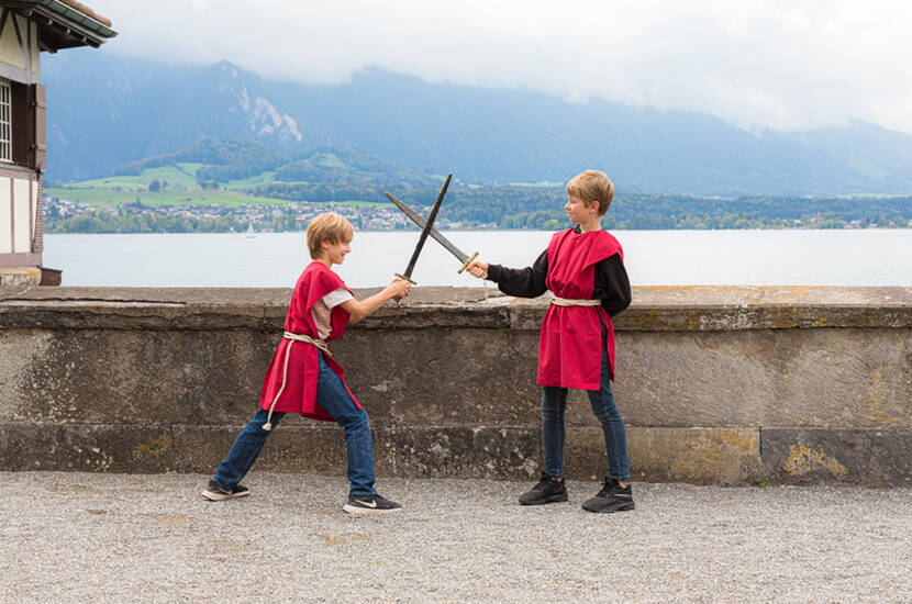 Zoom: Percorso dei cavallieri al castello di Spiez  – Volete diventare cavalieri? Allora i percorsi a cavaliere dei CASTELLI del Lago di Thun sono perfetti per voi. 
