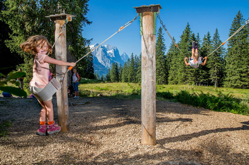 Zoom: Excursions Berne – Excursion en famille sur le sentier découverte Muggestutz. Des aventures du plus vieux nain du Hasliberg et de ses amis, il existe à Meiringen-Hasliberg deux magnifiques sentiers des nains Muggestutz, riches en découvertes.