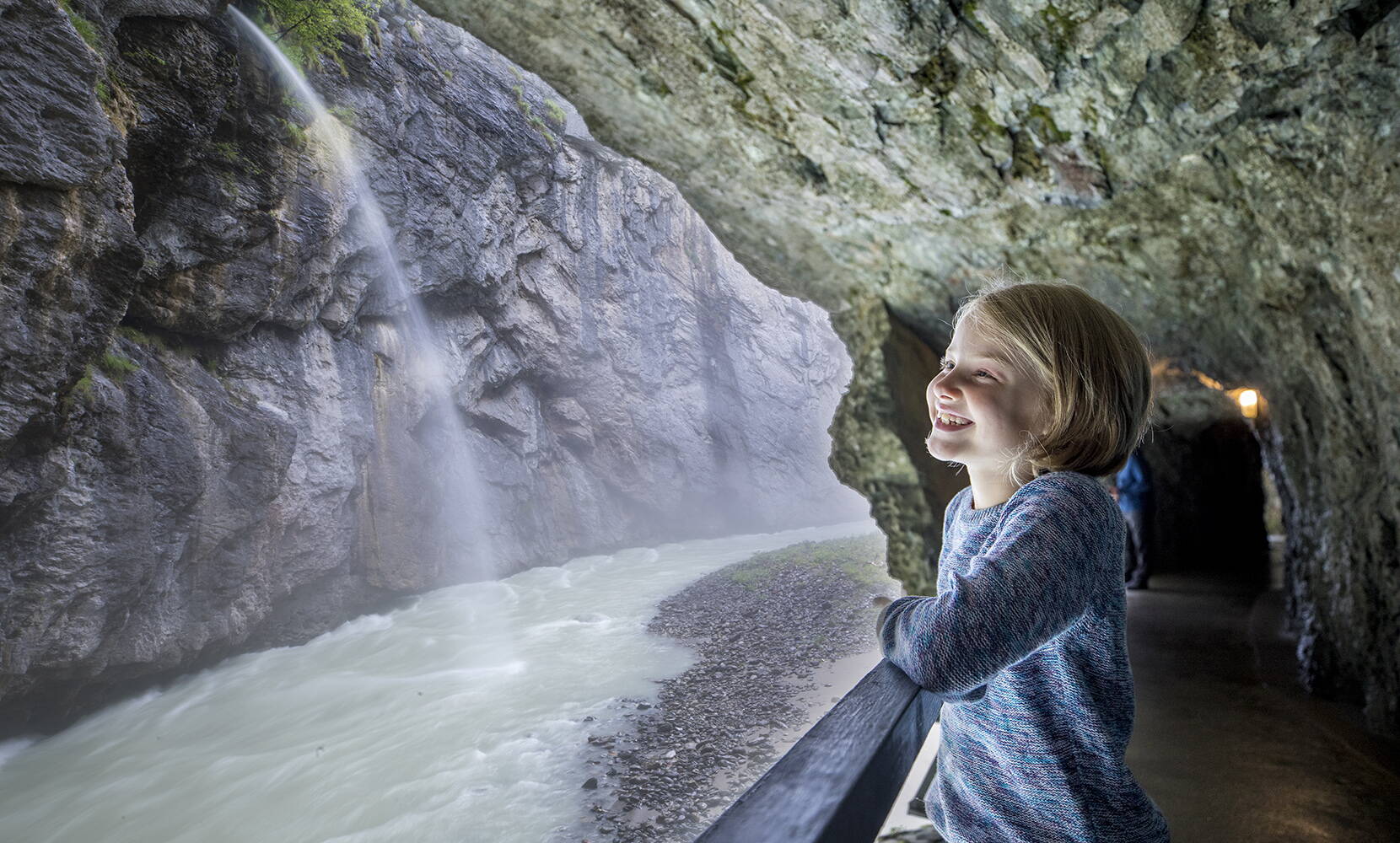 Excursion en famille dans les gorges de l'Aar. Ce spectacle naturel peut être exploré confortablement sur une passerelle sécurisée et à travers des tunnels. L'excursion offre les impressions les plus diverses selon le temps et convient très bien aux journées ensoleillées ou même chaudes.