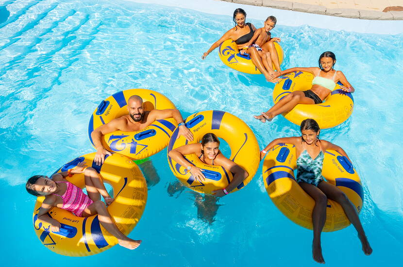 Zoom: Des visiteurs flottent paisiblement dans des bouées colorées à Aquaparc. Une pause rafraîchissante au cœur de l’aventure aquatique.