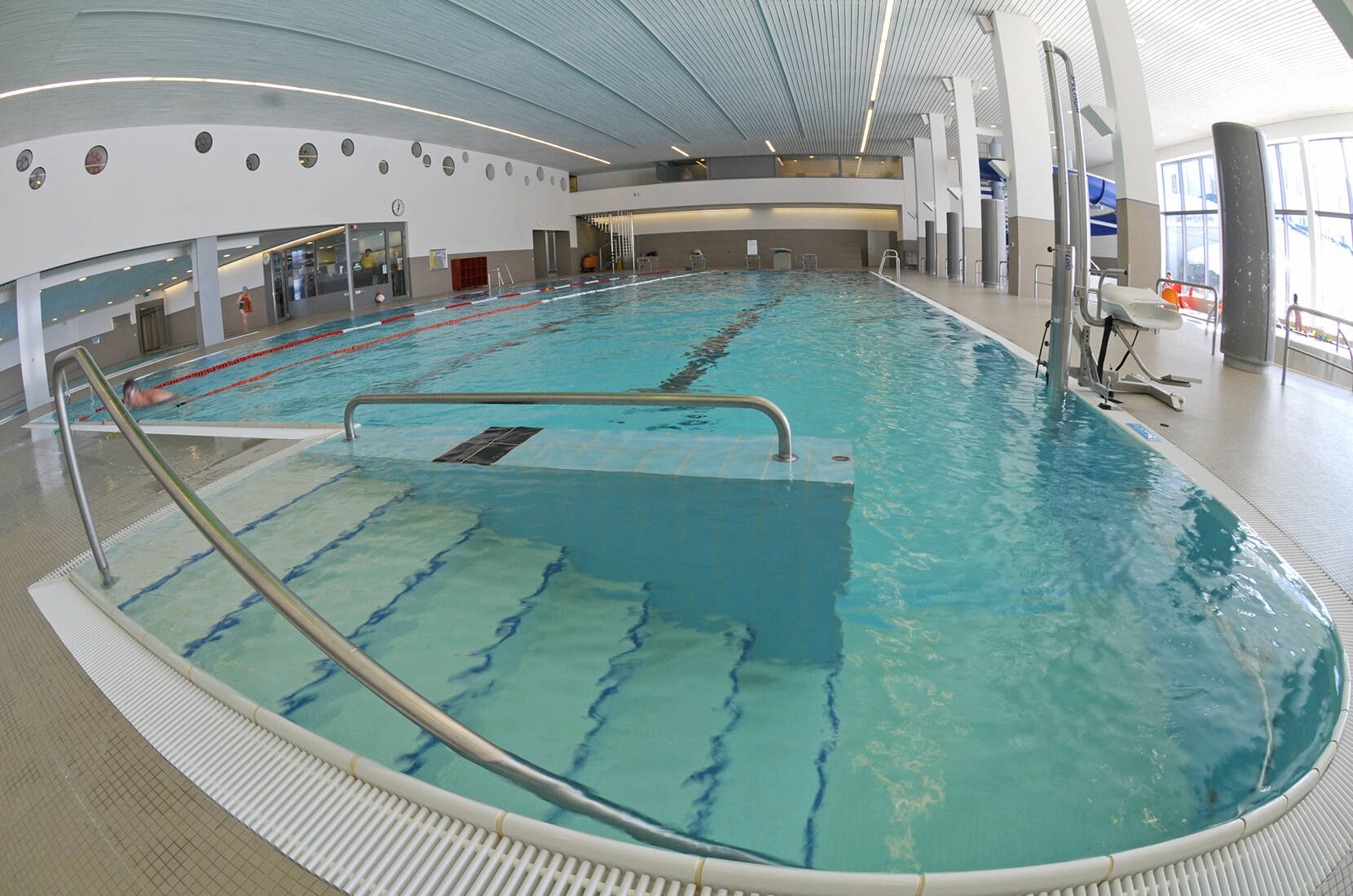 Excursion en famille au centre sportif de Herisau – Le toboggan de 30 mètres de long avec bassin séparé, pataugeoire pour enfants, plaque de glisse à bulles, roue à eau et bien d'autres choses encore feront battre le cœur de plus d'un enfant. 