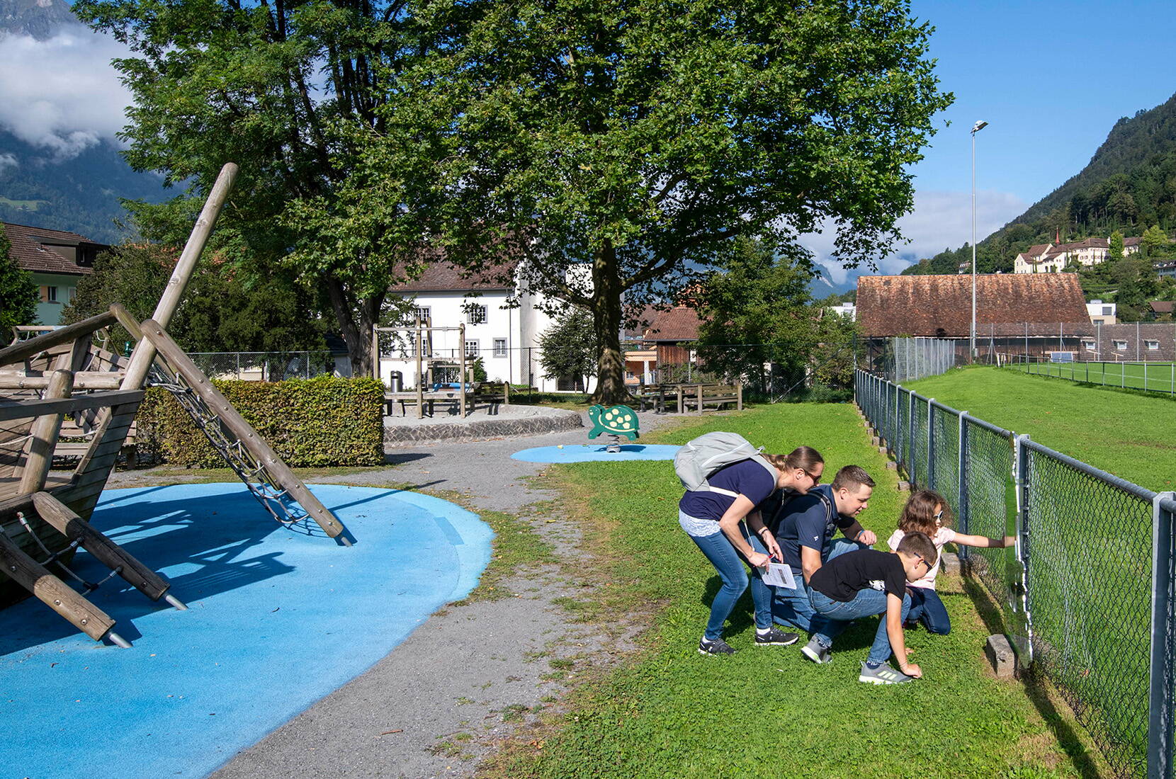 Groupe d'enfants résout énigmes ensemble sur place de jeux lors chasse Altdorf