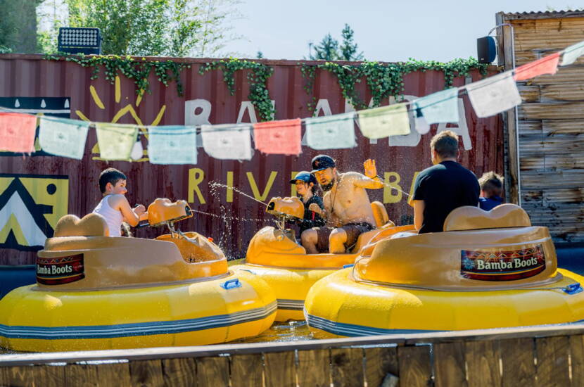 Zoom: Die Bamba Boats im Flipped Funpark sorgen für spritzigen Wasserspass – eine interaktive Attraktion im Balama Aussenbereich, perfekt für Familien und Gruppen.