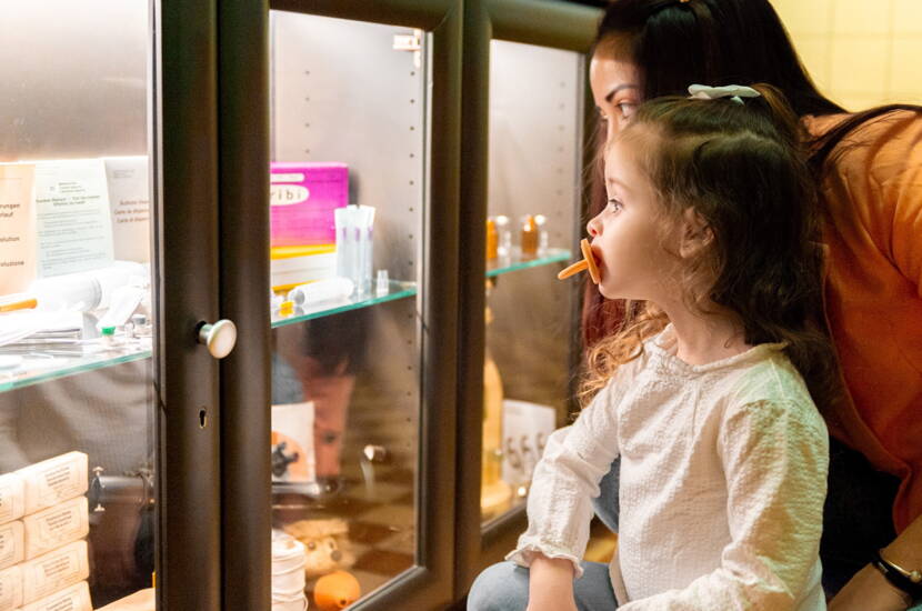Zoom: Einblick in medizinisches Material und Ausstattung im sanitären Bereich der Festung.