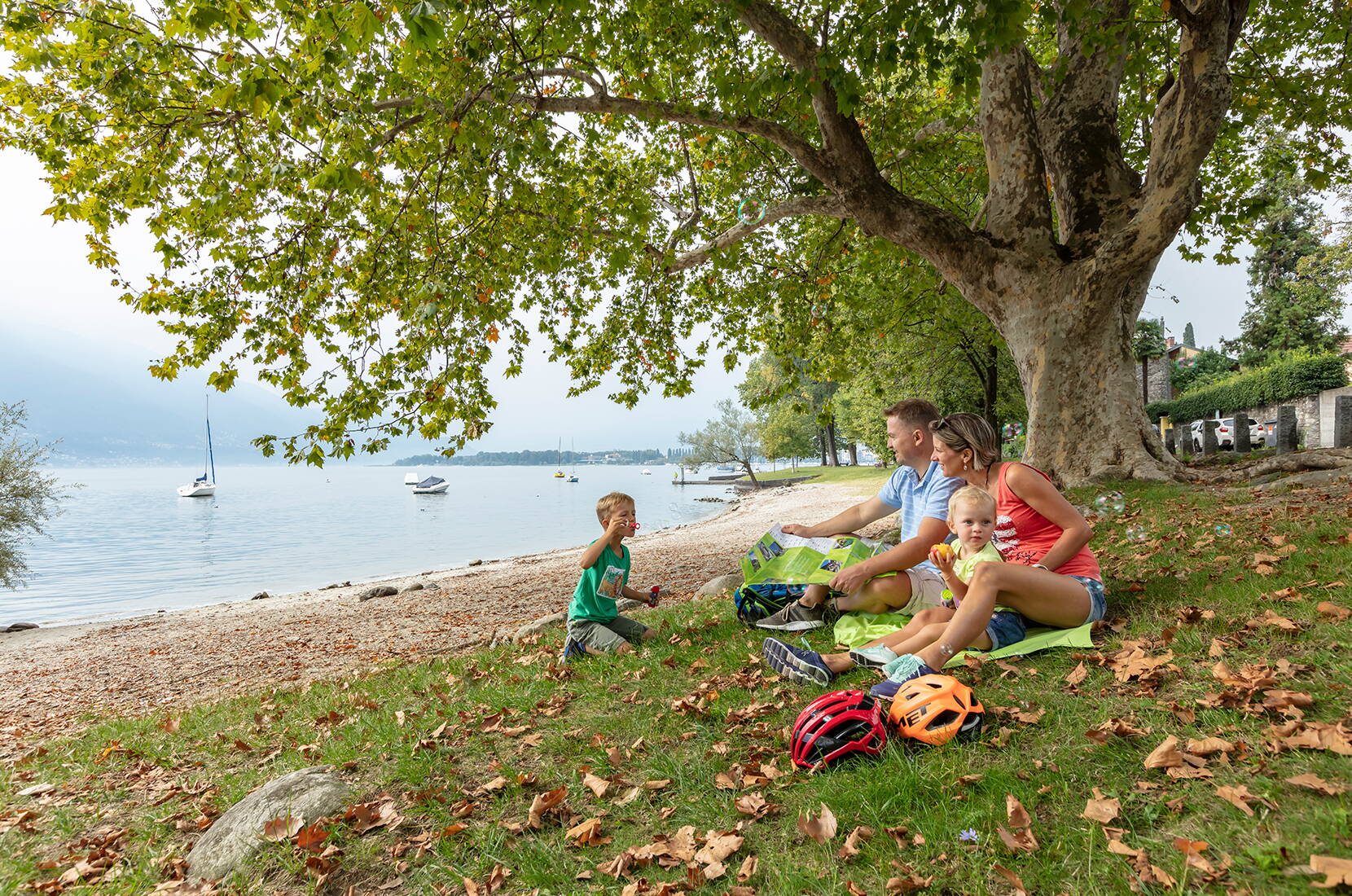 La belle promenade au bord du lac «Rivapiana», de Tenero (région de Mappo) à Locarno, est idéale pour une agréable promenade en famille.