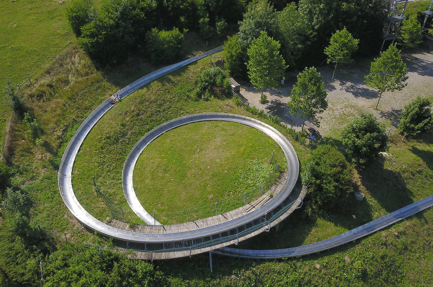 Rodelbahn fahren mit der ganzen Familie! Es geht tausend aufregende Meter abwärts.