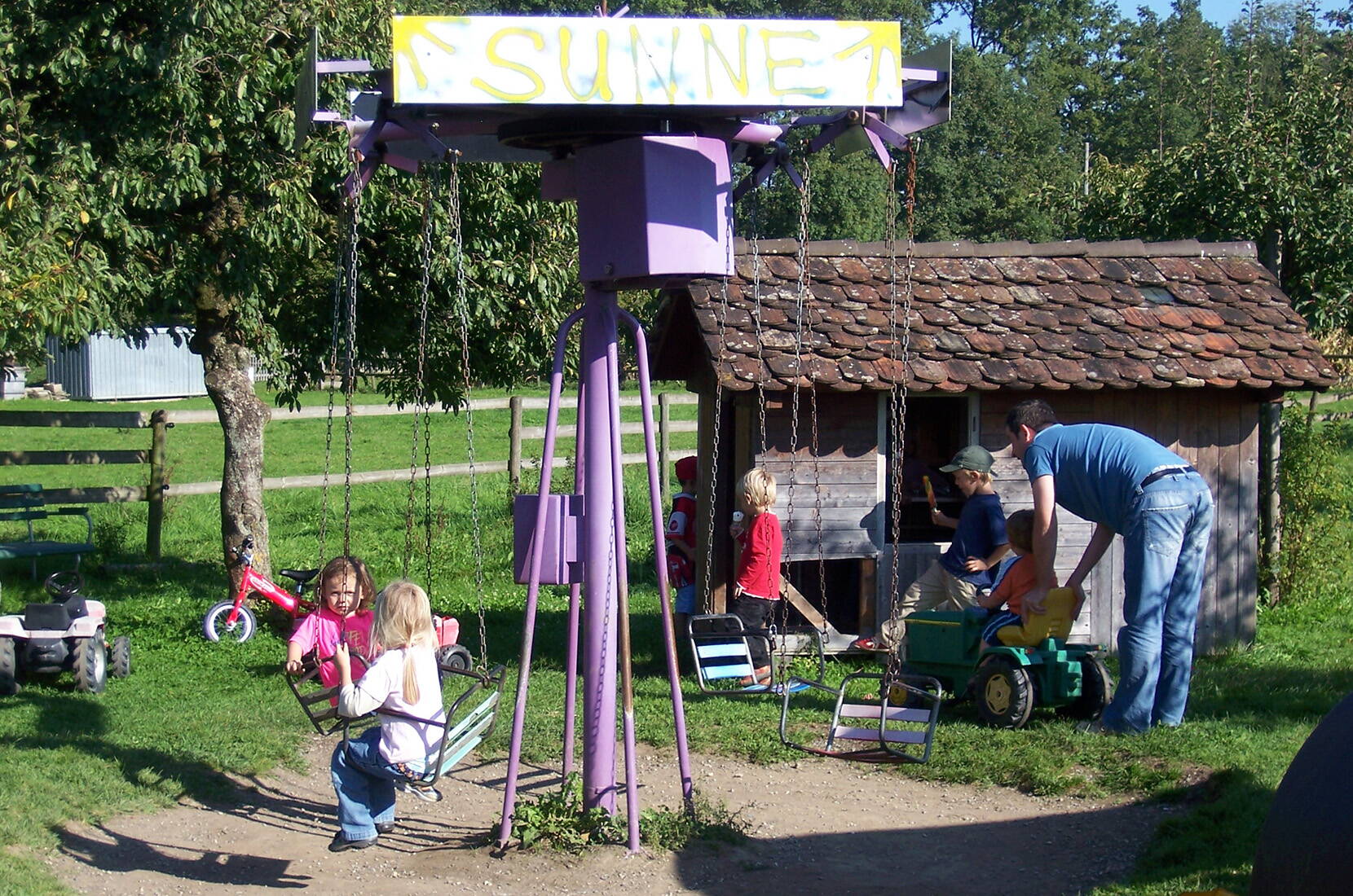 Familienausflug Sunnehüsli Güttingen am Bodensee. Unser Sunnehüsli bietet ein breites Angebot und wurde im Jahr 2011 als «velofreundliches Restaurant» ausgezeichnet.