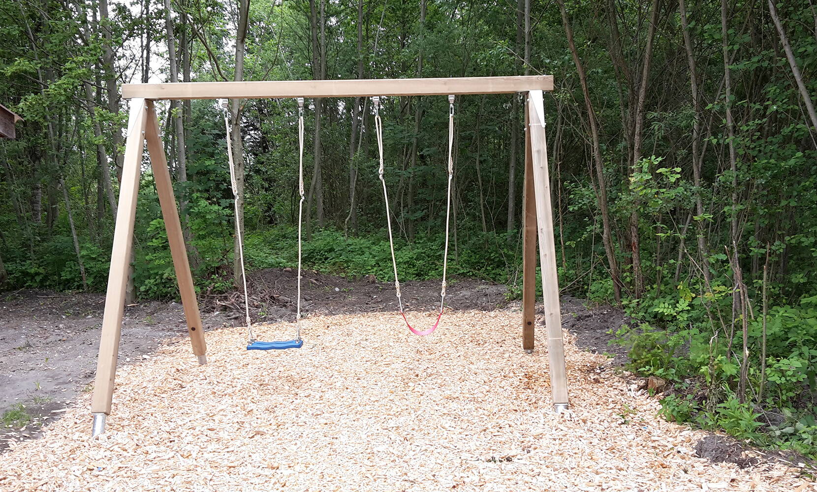 Chalberglunte Reichenbach im Kandertal. Der Picknick-Platz lädt zum Verweilen ein und auch eine Schweizer Familie Feuerstelle ist vorhanden. Bei der Chalberglunte kann man toll Versteckis spielen und quer durch den Wald streifen.