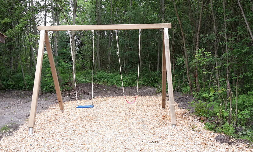 Zoom: Chalberglunte Reichenbach im Kandertal. Der Picknick-Platz lädt zum Verweilen ein und auch eine Schweizer Familie Feuerstelle ist vorhanden. Bei der Chalberglunte kann man toll Versteckis spielen und quer durch den Wald streifen.