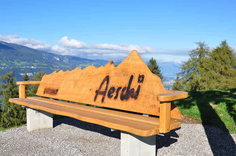 Zoom: Excursion en famille – Le circuit des bancs a été créé il y a quelques années déjà. Ce sentier, qui offre une vue changeante sur le lac et les montagnes, mène le long de bancs à l'aspect particulier jusqu'au plus beau banc de l'Oberland bernois.