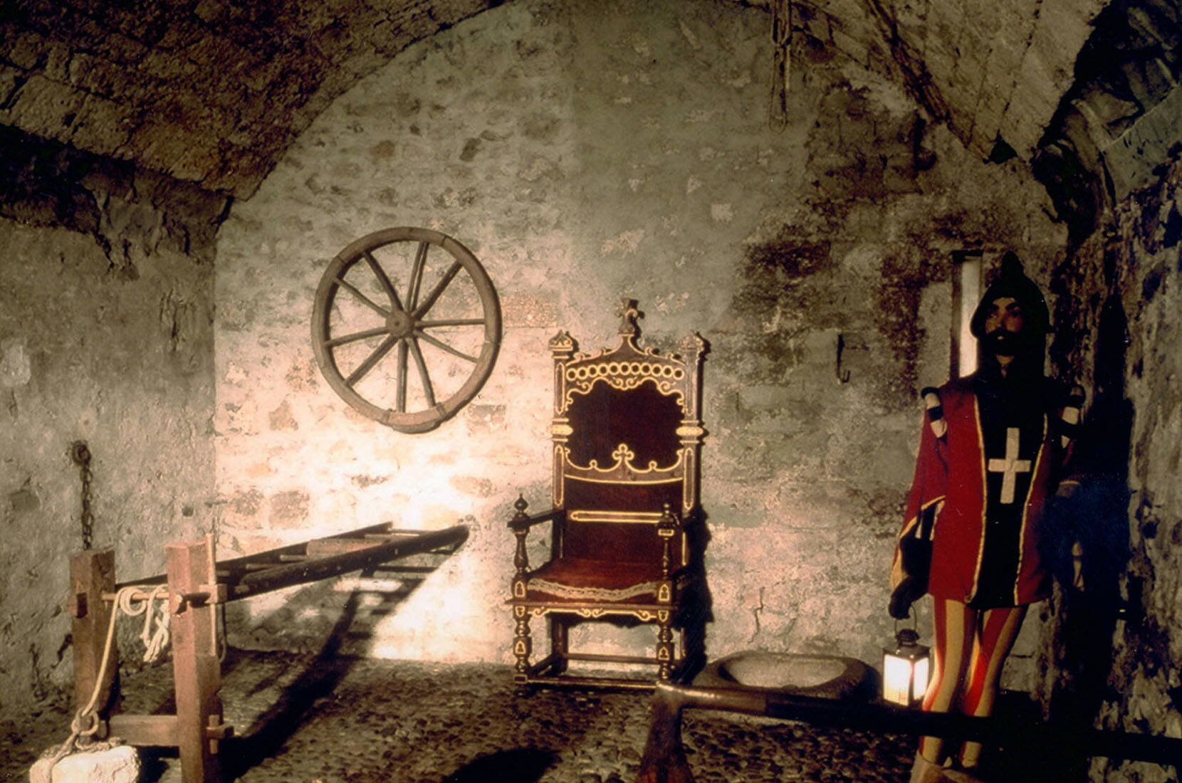 Familienausflug Château Grandson. Hoch über dem Neuenburgersee beherbergt diese alte Festung Waffen und Rüstungen, Schlossmodellen und Schlachten sowie ein historisches Museum über die Burgunderkriege.