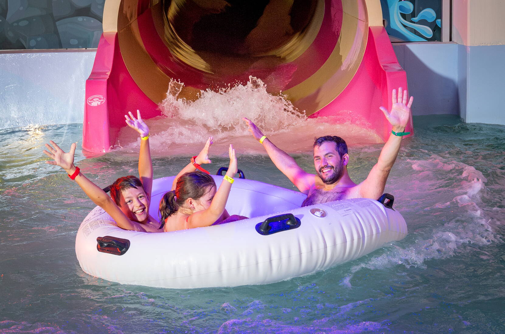 Scivolate insieme su un grande gommone lungo uno scivolo d’acqua – divertimento, emozioni e momenti speciali all’Aquaparc Le Bouveret.