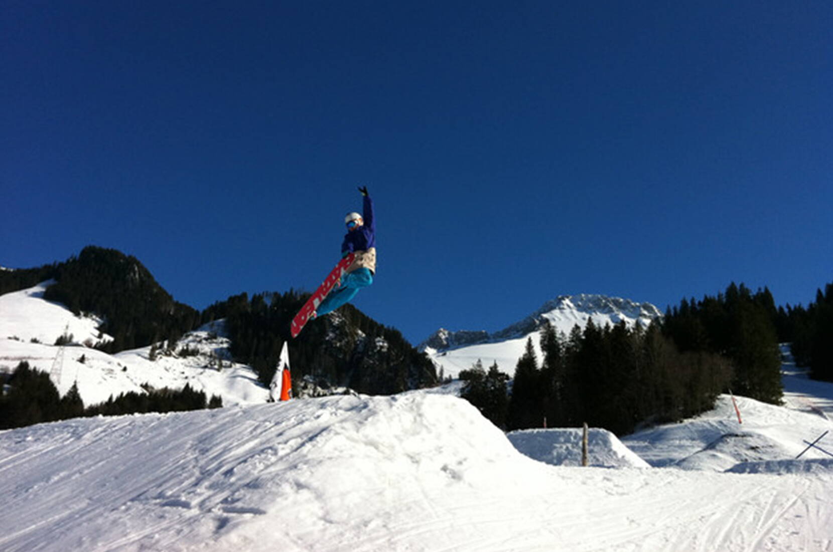 Excursion en famille au Kaisereggbahnen Schwarzsee. LA destination hivernale dans les Alpes fribourgeoises! Petits et grands arrivent facilement au Lac Noir, où le télésiège mène directement au domaine skiable depuis le parking de la Gypsera.