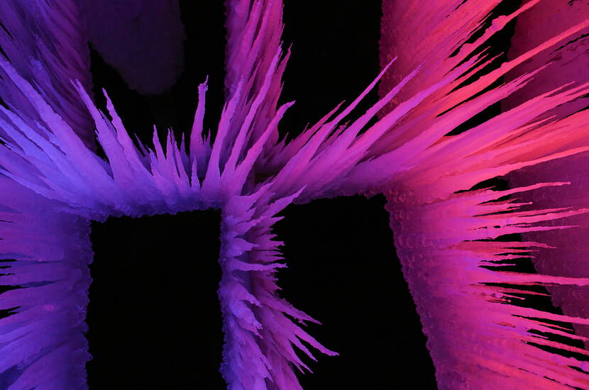 Zoom: Excursion familiale sur les Palais de glace du Lac Noir - Découvre l'hiver sous sa plus belle forme. Le véritable spectacle ne commence qu'à la tombée de la nuit. Les couleurs chatoyantes de la lumière éclairent de manière impressionnante les différentes formations de glace.