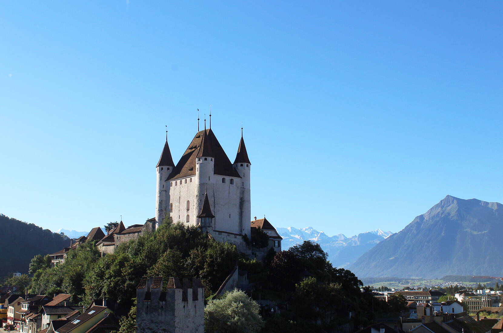 Excursion à Berne – Excursion en famille au château de Thoune. Puissant et sublime, le château des Zähringen trône au-dessus de la ville de Thoune. La plus grande salle de fête du haut Moyen-Âge conservée en Suisse fait revivre cette époque.