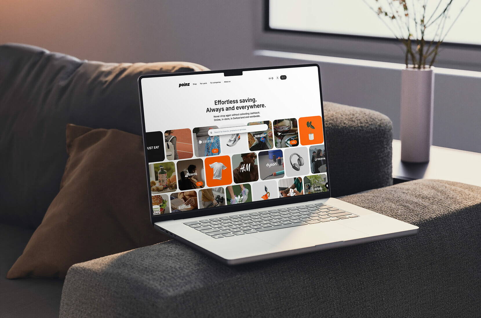 Laptop con il sito poinz aperto e varie offerte cashback visibili.