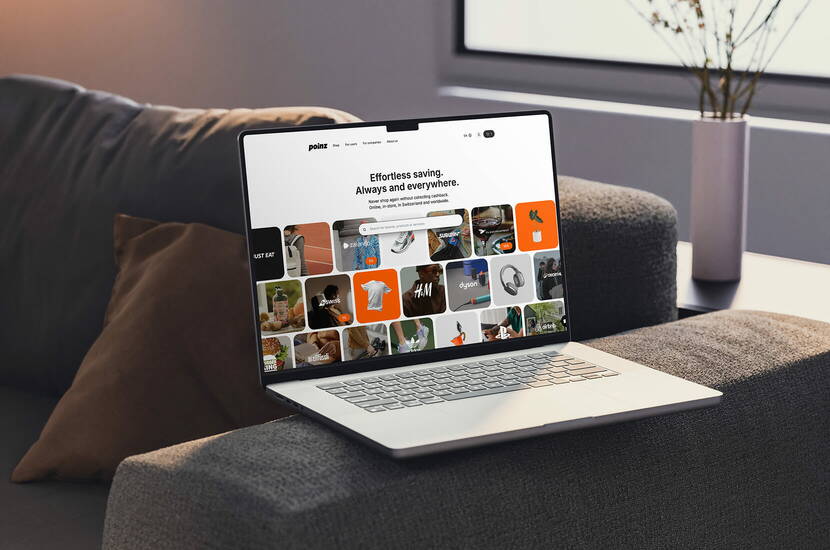 Zoom: Laptop mit geöffneter poinz Webseite, die verschiedene Cashback‑Angebote zeigt.