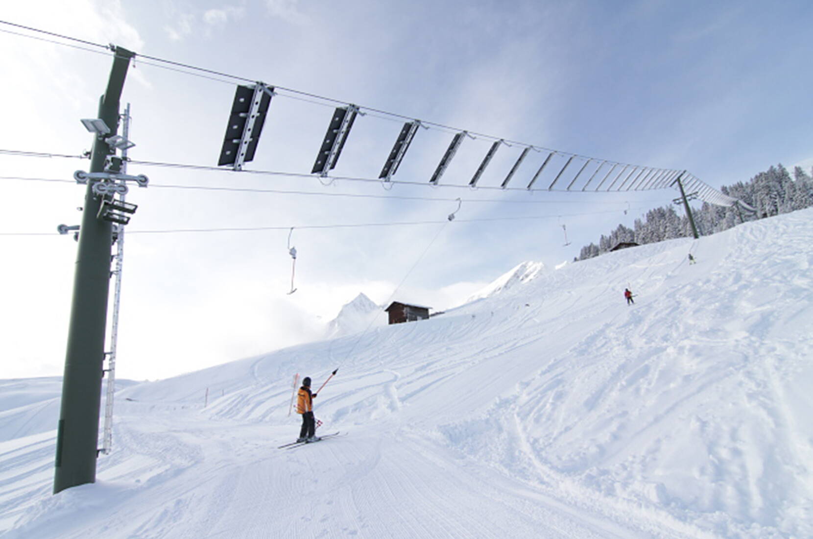 Umweltfreundlich Skifahren in den Bündner Safiental. Da der Skilift sogar mehr Strom produziert als er für den eigenen Antrieb benötigt, wird der zusätzliche Solarstrom ins Netz eingespiesen.