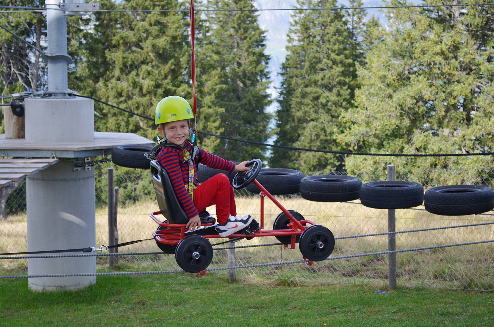 Familienausflug CLiiMBER Flumserberg. 100 Kletterstationen auf 3 Etagen im kristallförmigen Turm und auf jeder Etage 30 verschiedene Kletterstationen in unterschiedlichem Schwierigkeitsgrad. Auch für Kinder ab 4 Jahren.