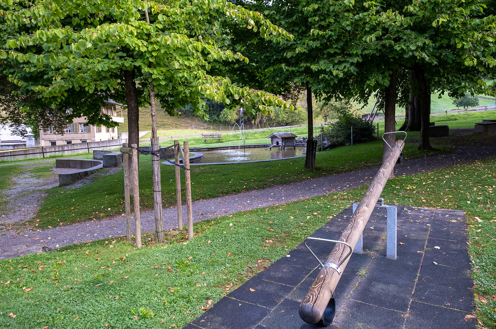 Familienausflug Äntelipark Langnau. Freilaufende Enten, Wippen, Schaukeln, Kletterburg, Rutschbahn, Sandkasten mit Bächlein, Skilift zum Festhalten und Runtersausen, Enten- und Fischteich, Voliere, viele Sitzgelegenheiten laden zum Verweilen und Spielen ein. Kostenlos - ganzjährig geöffnet.