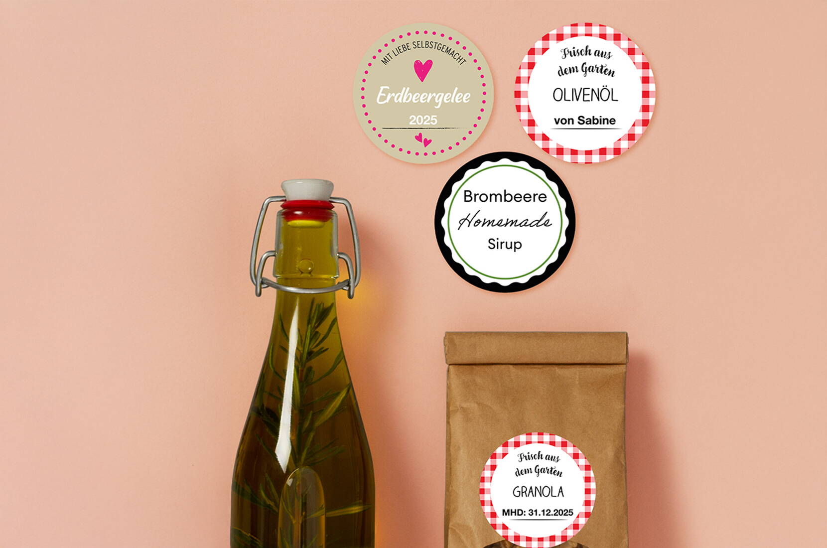 Diversi design di etichette rotonde applicati su una bottiglia d’olio e un sacchetto kraft. Perfette per sciroppo di more, olio fatto in casa o confetture – completamente personalizzabili.