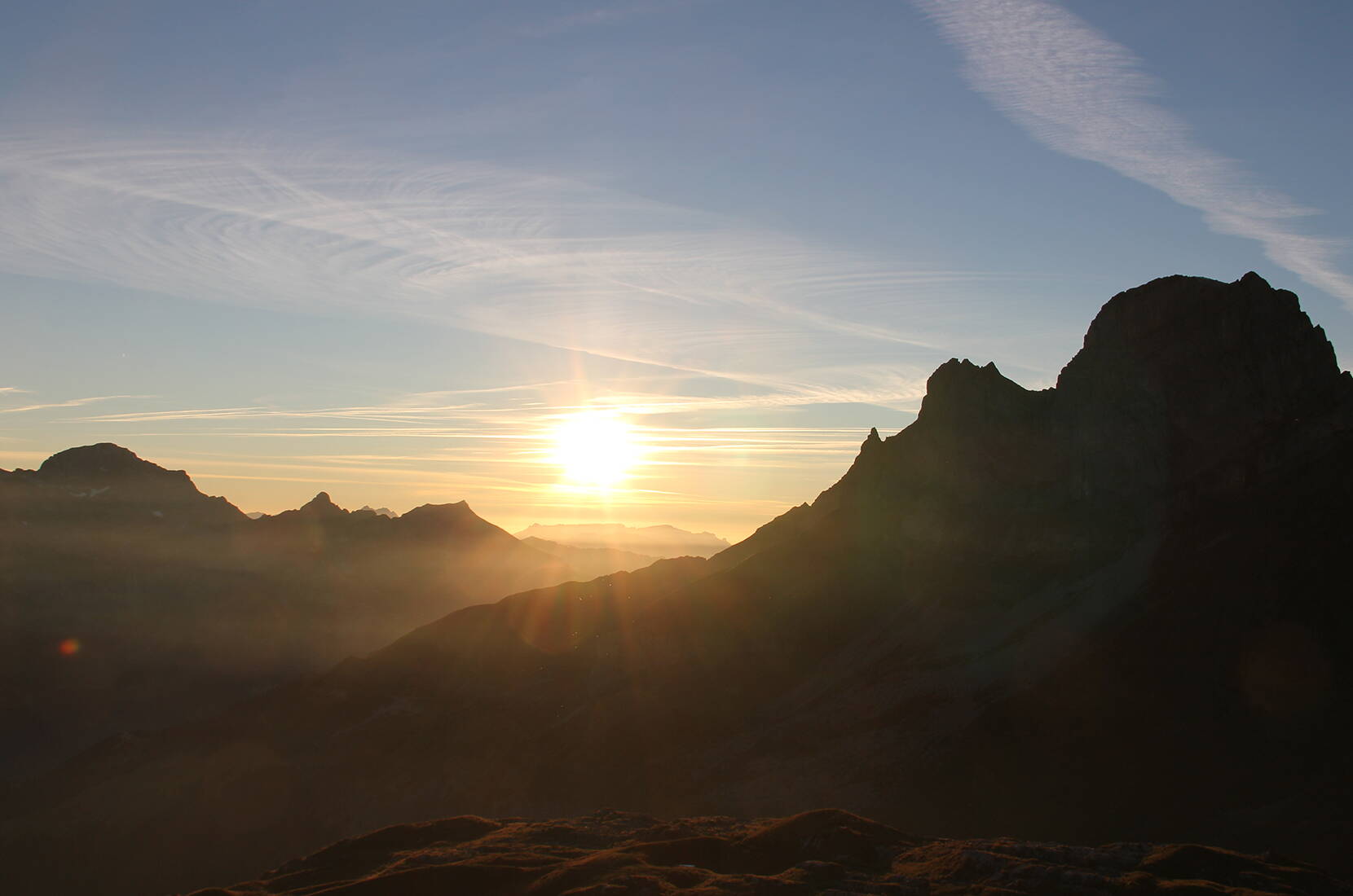 Ein Erlebnisort für Wanderer, Familien und Alpinisten. Schöne Sonnenuntergänge, feines Essen und wunderschöne Bergwelt geniesst man in der Rugghubelhütte.