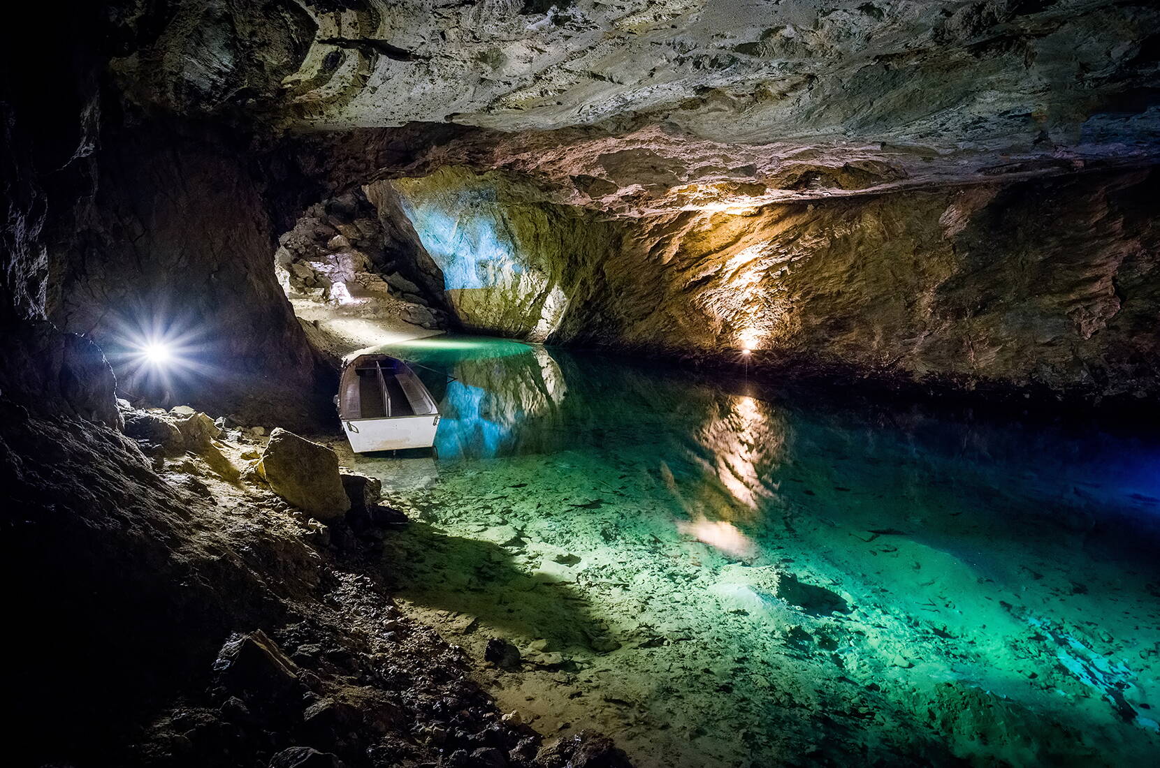 Excursion familiale lac souterrain St-Léonard. En Suisse, au cœur du Valais, entre Sion et Sierre, se trouve le plus grand lac souterrain naturel d'Europe.
