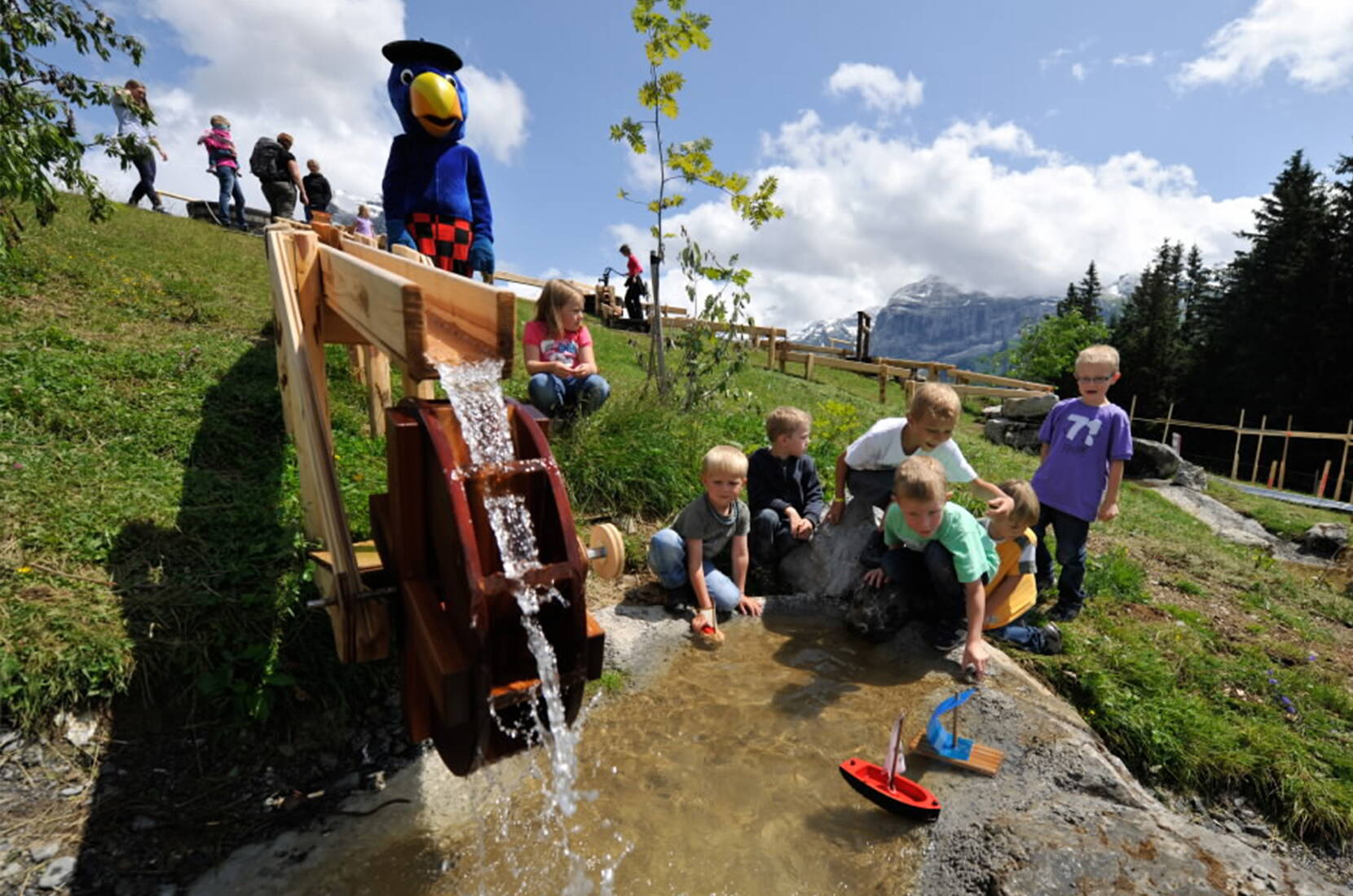 Familienausflug Wanderparadies Brunni. Einfache und anspruchsvolle Wege laden ein zum Wandern und Spazieren in herrlicher Natur mit einmaligem Bergpanorama. Für Familien garantieren wir zusätzlich Spiel, Spass und Erholung.