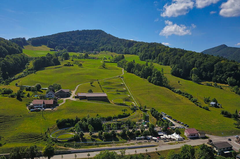 Faites de la luge avec toute la famille! Il y a mille mètres de descente excitante.