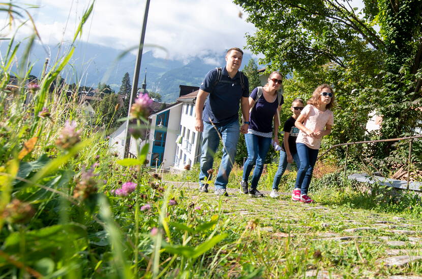 Famiglia durante caccia al tesoro outdoor Dov'è Walterli ad Altdorf Uri Svizzera centrale
