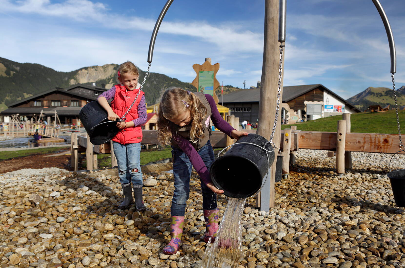 Das Mooraculum ist eröffnet! Familien und Schulklassen finden hier alles, was das Herz begehrt: Teiche mit Wasserspielgeräten, Geschicklichkeitsspiele, Ruheoasen, Picknickstellen – eine eigentliche Traumwelt.