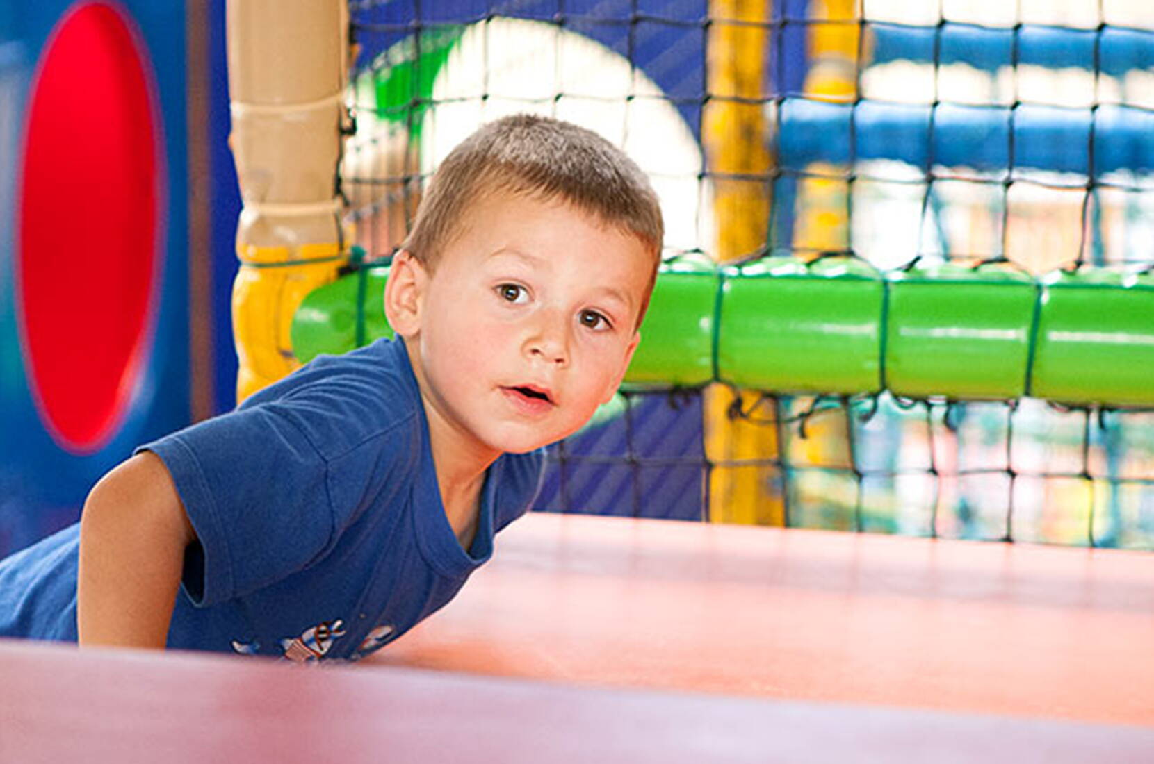 Die Starbie Spielhalle ist der coole Indoor Spielplatz für Kinder - mit Trampolinen, Rutschbahnen, einem Kletterberg, Tret- und Elektroautos, mit einer erlebnisreichen Abenteueranlage und riesigen Bauklötzen.