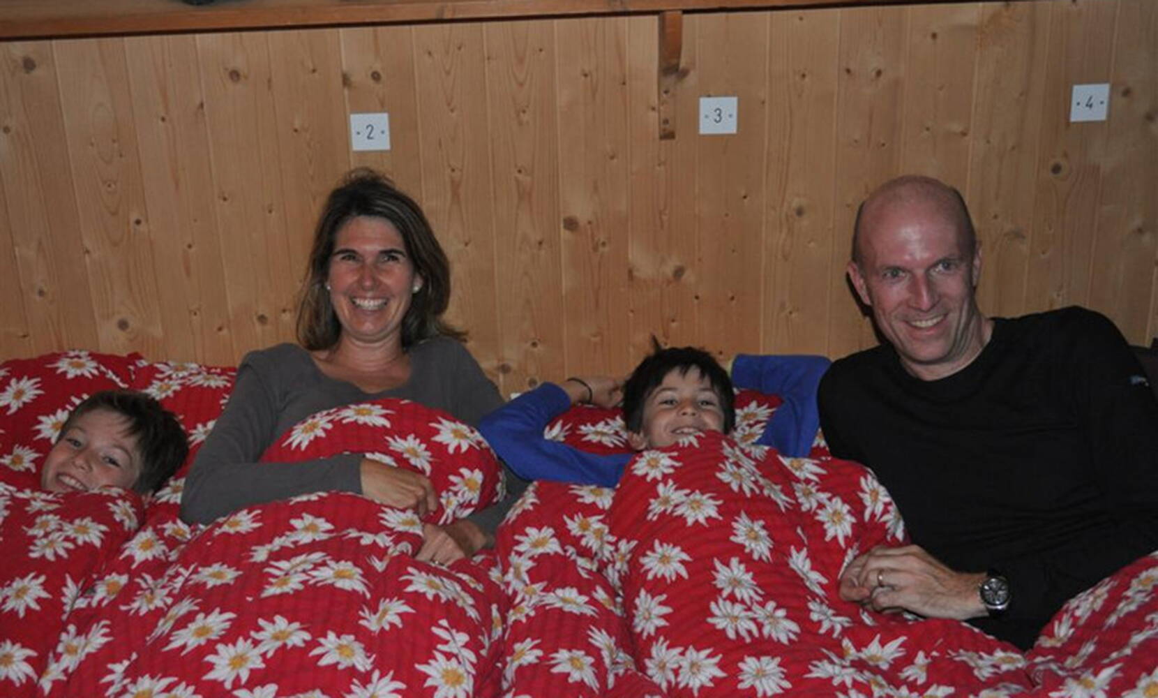 Excursion en famille à la cabane Doldenhorn. Le refuge de montagne du CAS, idéal pour les familles, au-dessus de Kandersteg. Depuis la gare de Kandersteg, il te faut environ 3 heures pour atteindre cette cabane accueillante.