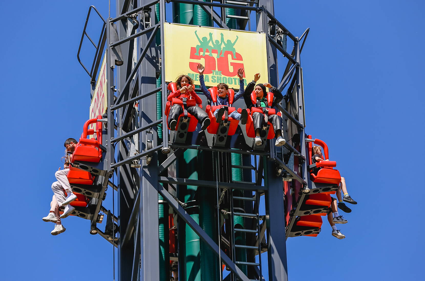 Space Shot Tower im CONNY-LAND während des freien Falls – spektakuläre Höhenattraktion im Freizeitpark in Lipperswil am Bodensee.