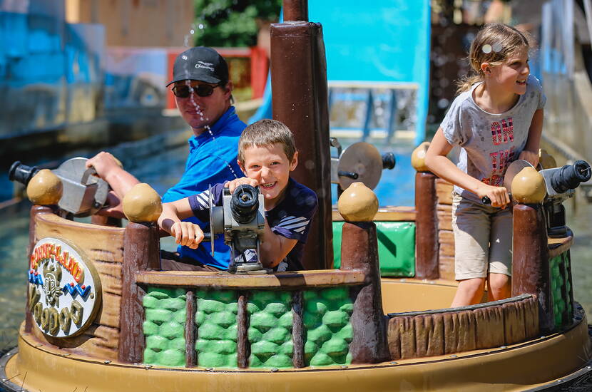 Zoom: Im Dino-Park die versunkene Welt der Dinosaurier hautnah erleben, mit dem Space Shot-Tower 60 Meter in die Höhe schiessen oder die Wildwasser Bahn hinunter sausen… 