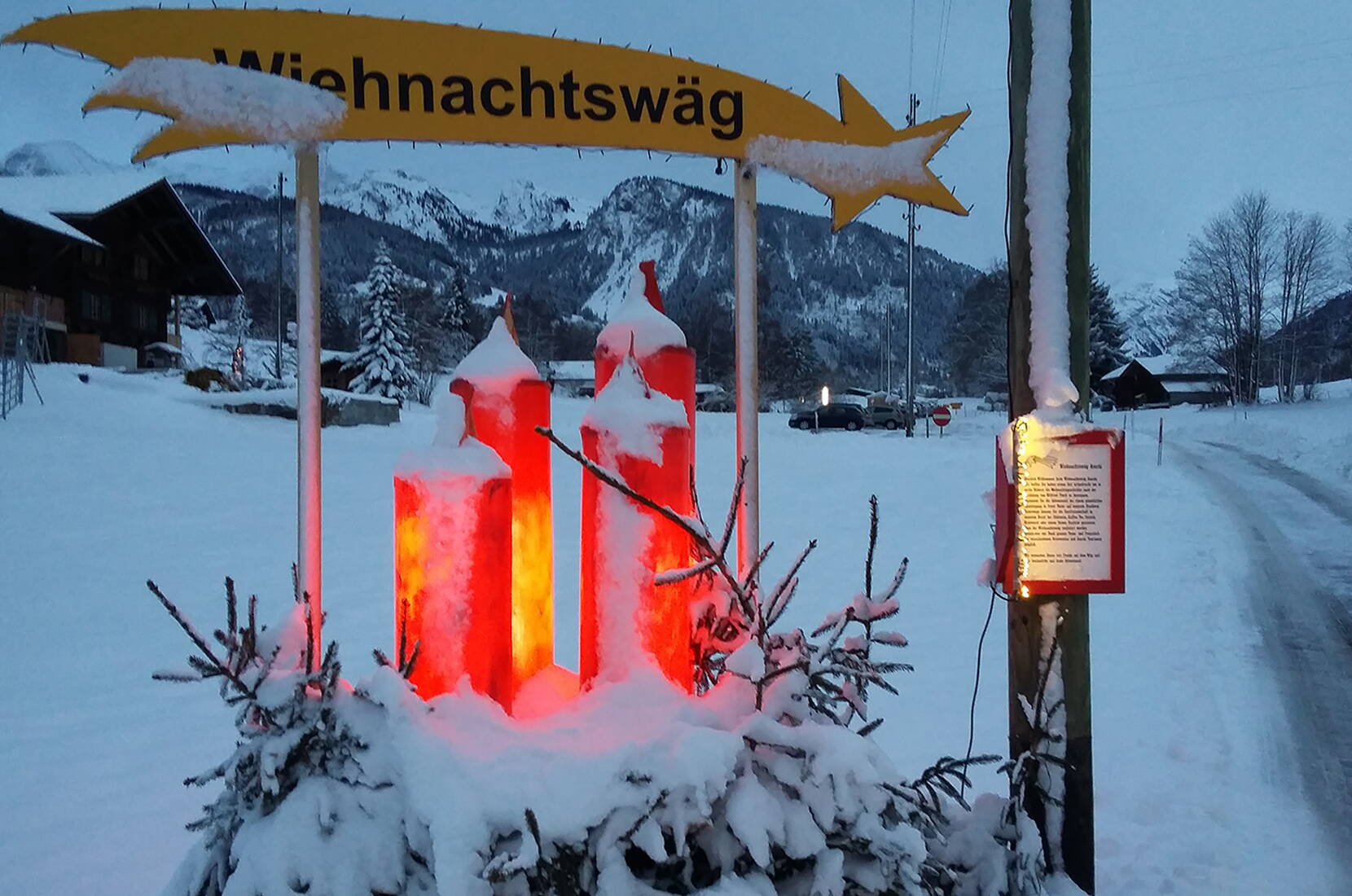 Familienausflug Wiehnachtswäg Aeschi. In sechs Bildern erzählt der Weihnachtsweg die Weihnachtsgeschichte. Um den Rundweg zu begehen, benötigt ihr ungefähr eine Stunde Zeit.