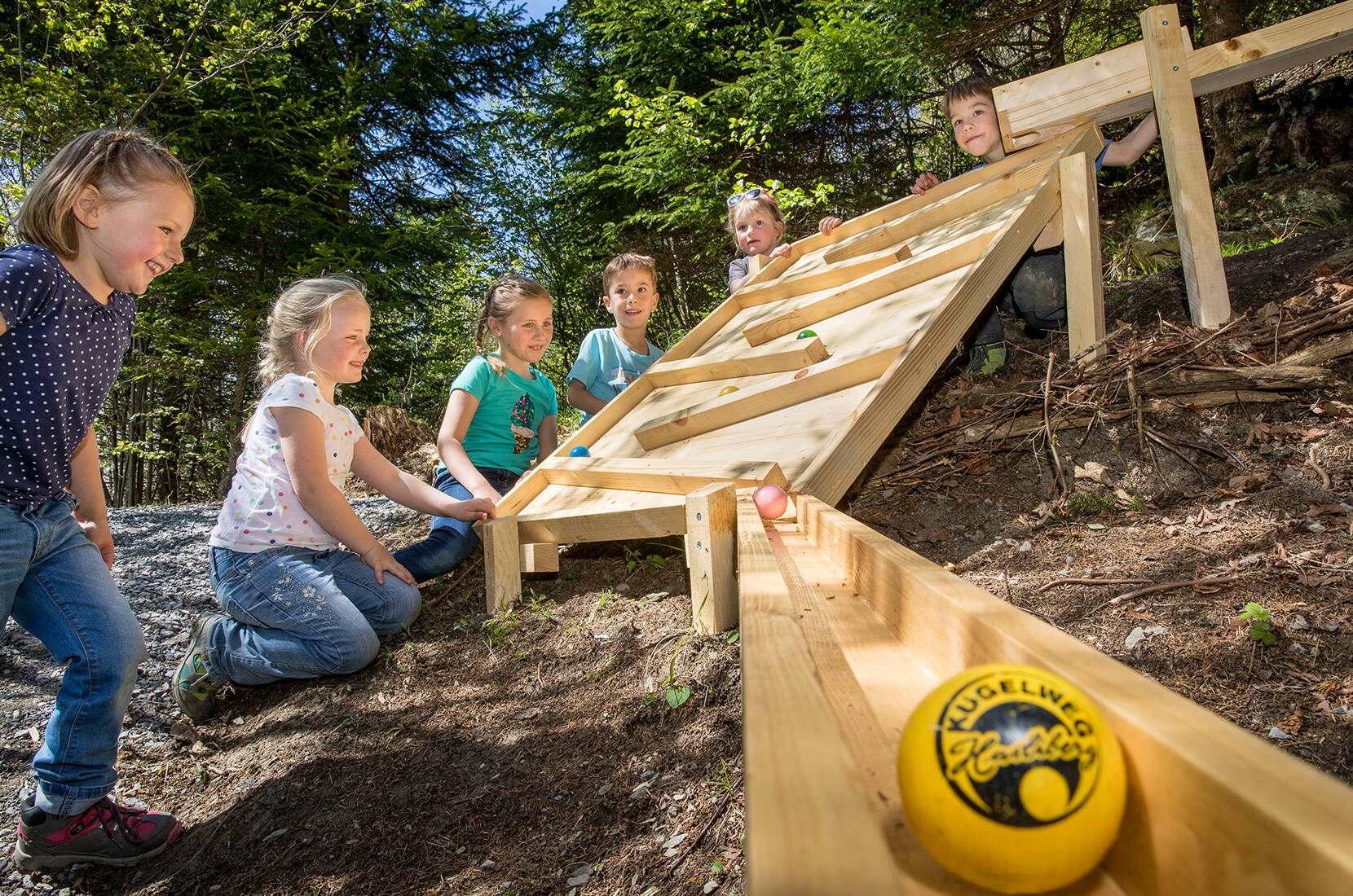 Familienausflug Kugelweg Hasliberg. Auf dem Wanderweg Bidmi – Hasliberg Reuti erwarten euch zehn spannende und abwechslungsreiche Kugelbahnen.