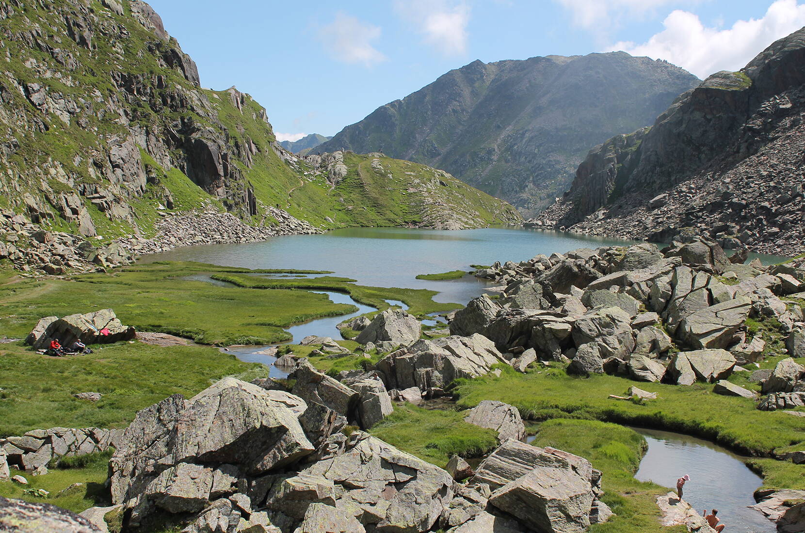 Excursion familiale à la source du Rhin - Il est grand temps de découvrir personnellement cette source de vie. Entreprends une randonnée passionnante jusqu'à l'endroit où le Rhin prend sa source.