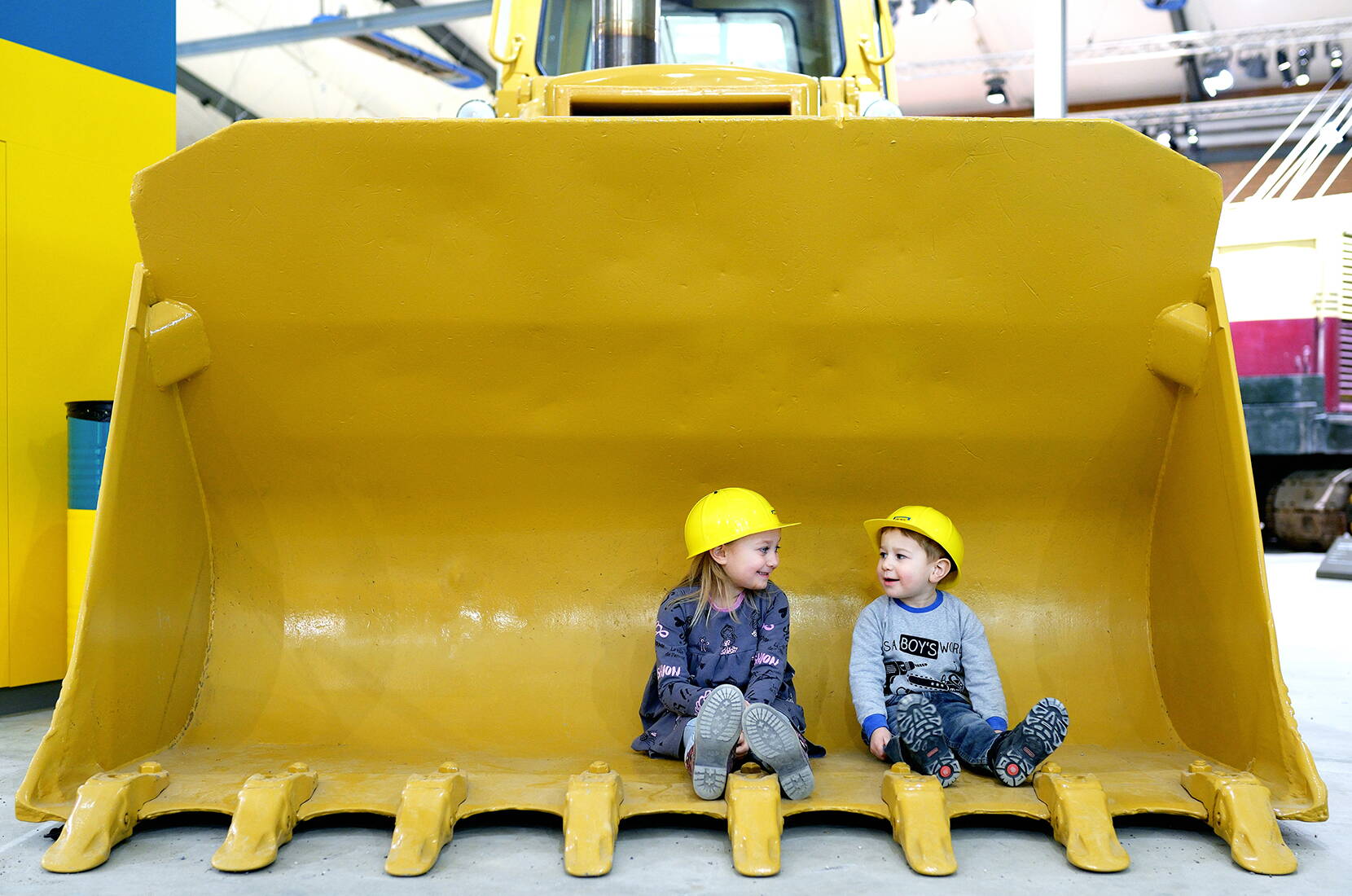 Ausflugsziele Mittelland - Familienausflug ins EBIANUM Baggermuseum. Die kleinen Besucher im Sandkasten verweilen, mit Baumaschinen im Mini-Format Baustelle spielen, verschiedene Trettraktoren, Stapler und Bobby Cars ausprobieren und in einem echten Bagger, Lastwagen, Dozer, Traktor & Trax zu sitzen