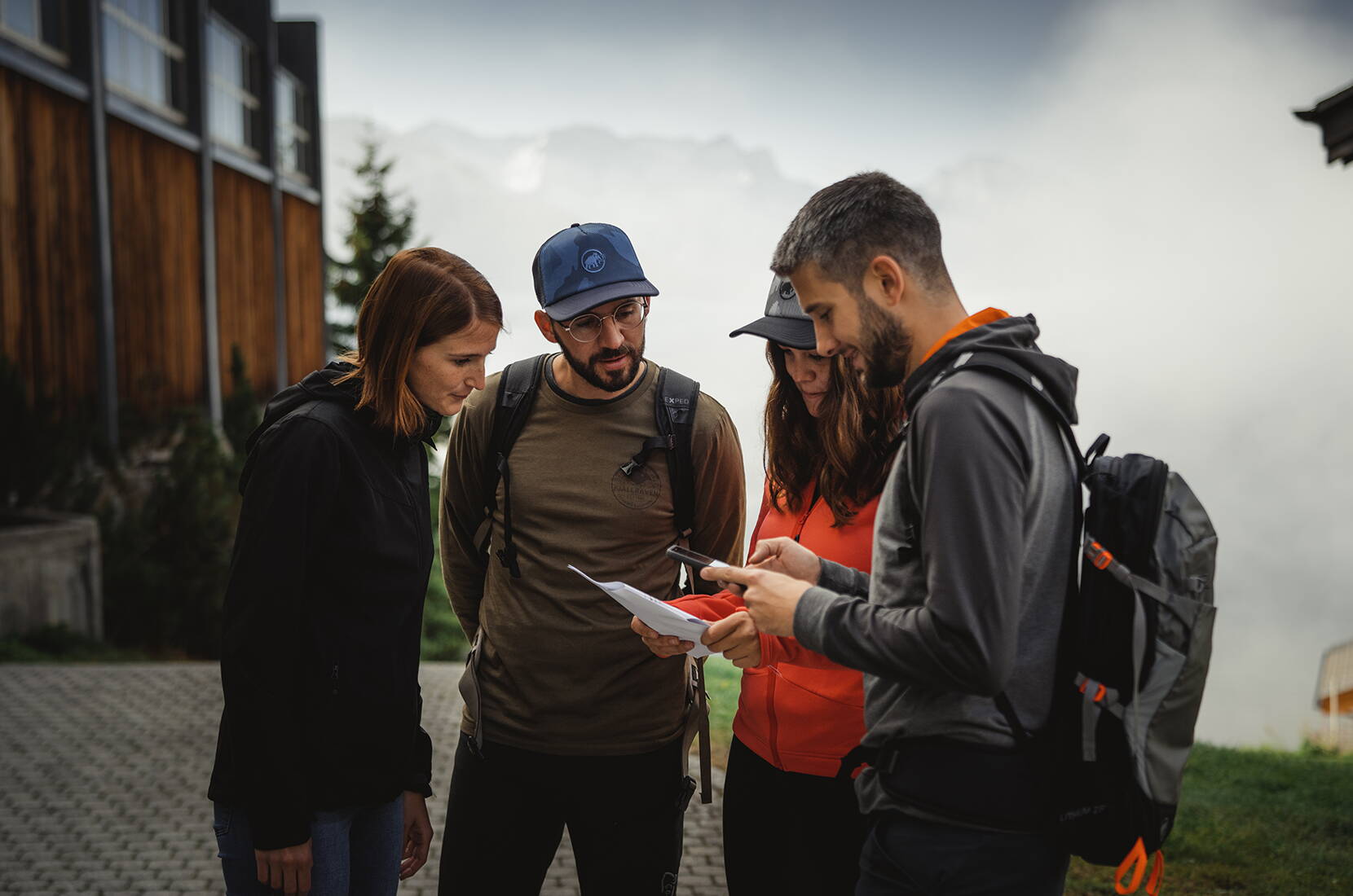 Escursione per famiglie Foxtrail Aletsch. Volete vedere l'Aletsch Arena con occhi diversi e vivere insieme qualcosa di speciale? Poi si parte e si insegue la volpe. Il percorso conduce alle curve più emozionanti. 