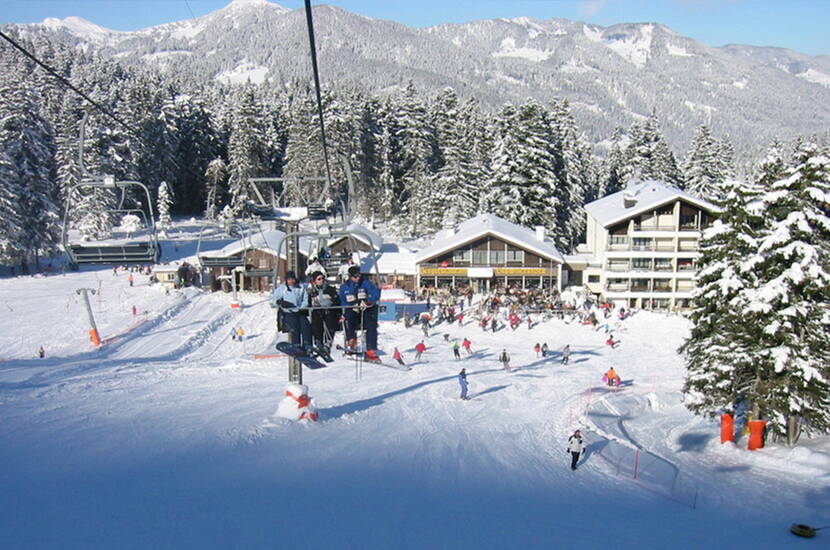 Zoom: Excursion en famille à Mörlialp. Mörlialp est un domaine skiable typiquement familial avec une offre étonnamment attrayante. Le parking gratuit situé juste à côté des installations et des pistes est particulièrement apprécié.