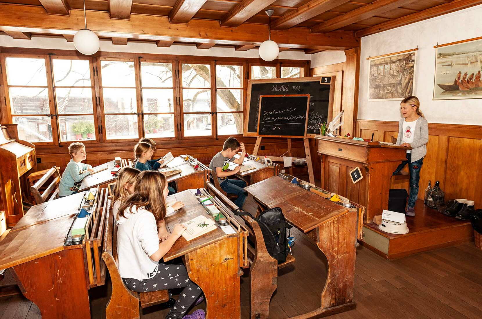 Excursion en famille au musée de l'école de Berne à Köniz. Tu aimerais voir à quoi ressemblait une salle de classe lorsque tes grands-parents allaient à l'école?