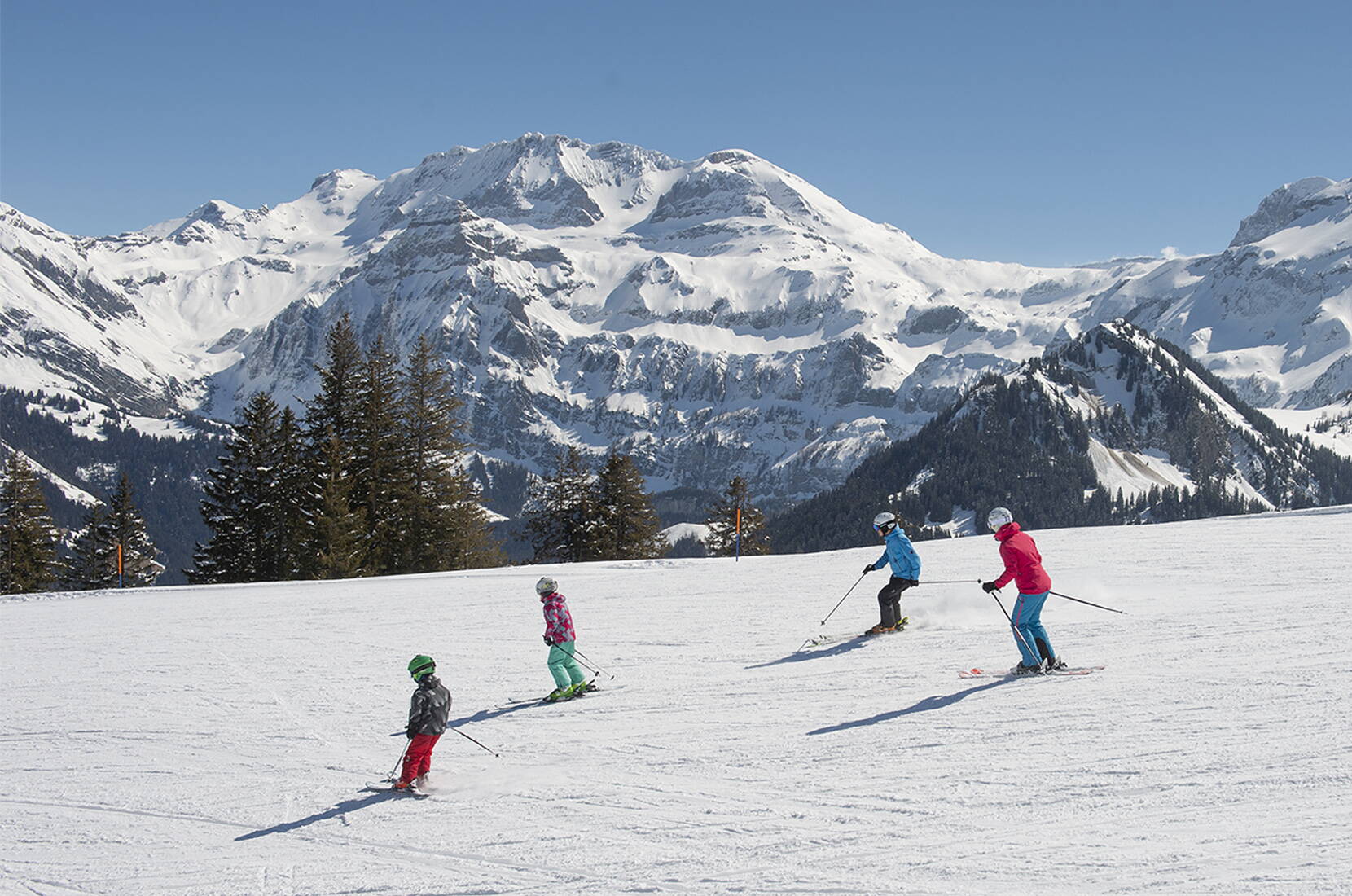 Familienausflug Betelberg. Der Betelberg ist jung und modern und hat viele starke Trümpfe. Auf den breiten, offenen und top präparierten Pisten lässt es sich genussvoll carven. Familien schätzen das Kinderland Stoss und die speziell auf Kinder ausgerichteten Skilifte rund um die Mittelstation.